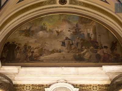 ...sul quale domina una delle pi� belle opere del pittore barese Antonio Lanave: �Gloria di San Domenico�. L�autore, discepolo del pi� noto Raffaele Armenise, ci lavor� nel 1921 realizzando anche gli affreschi della cupola